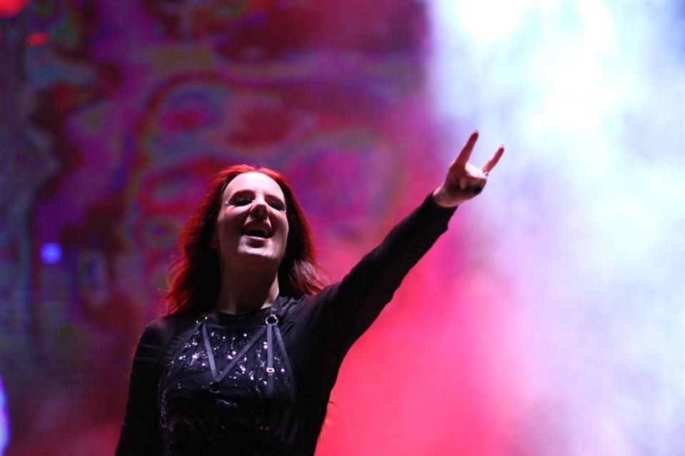 Simone Simons impuso sobre el escenario 'Hell Stage'.