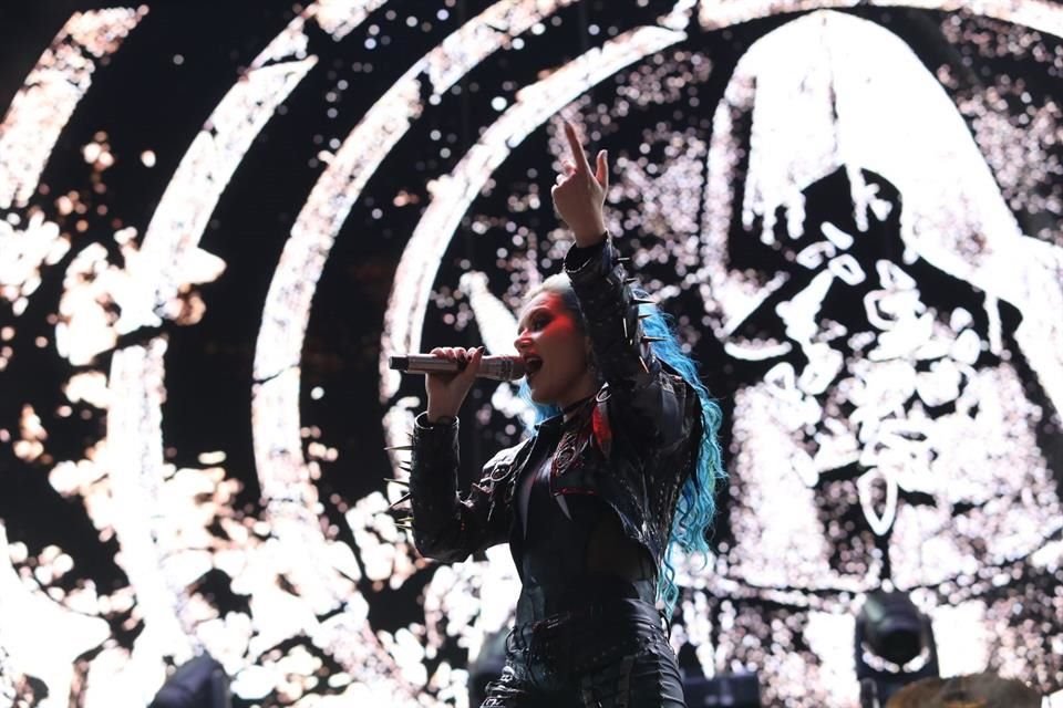 La banda sueca Arch Enemy hizo vibrar al público mexicano con su death metal.