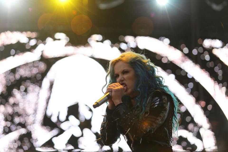 Alissa White-Gluz interpretando los temas de la banda Arch Enemy.