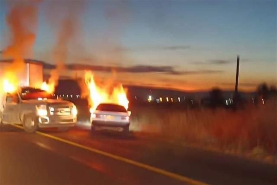 Un enfrentamiento entre hombres armados y oficiales en Valparaíso, Zacatecas, desató por lo menos tres narcobloqueos en carreteras de los Altos de Jalisco.