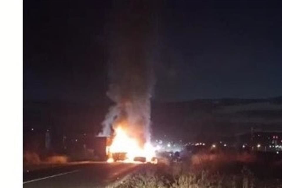 Un enfrentamiento entre hombres armados y oficiales en Valparaíso, Zacatecas, desató por lo menos tres narcobloqueos en carreteras de los Altos de Jalisco.