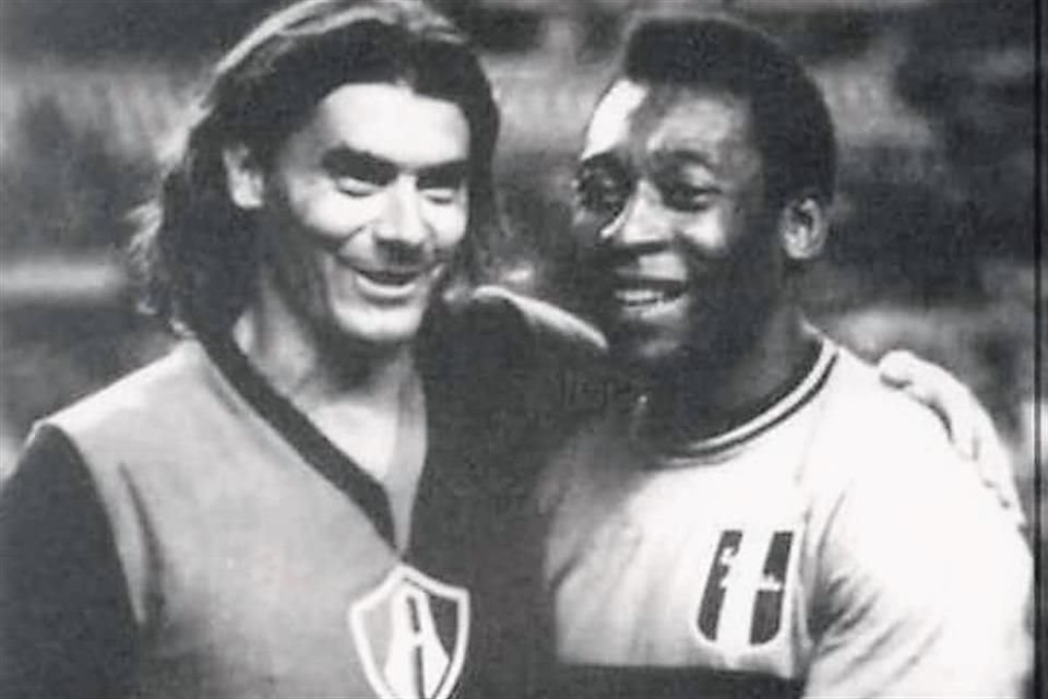 Pelé en el Estadio Jalisco junto al atlista Rafael Albrecht.