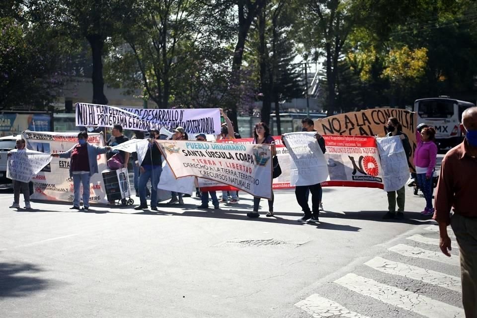 El bloqueo parcial a la altura del Estadio Azteca se dió después de que vecinos impidieron la instalación de la mesa para la consulta en la calle de San Alejandro.