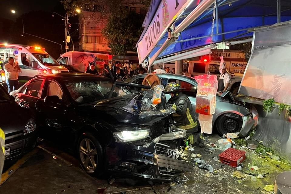 Un conductor perdió el control del volante y terminó por impactarse contra autos estacionados y un puesto de tacos en la Benito Juárez.