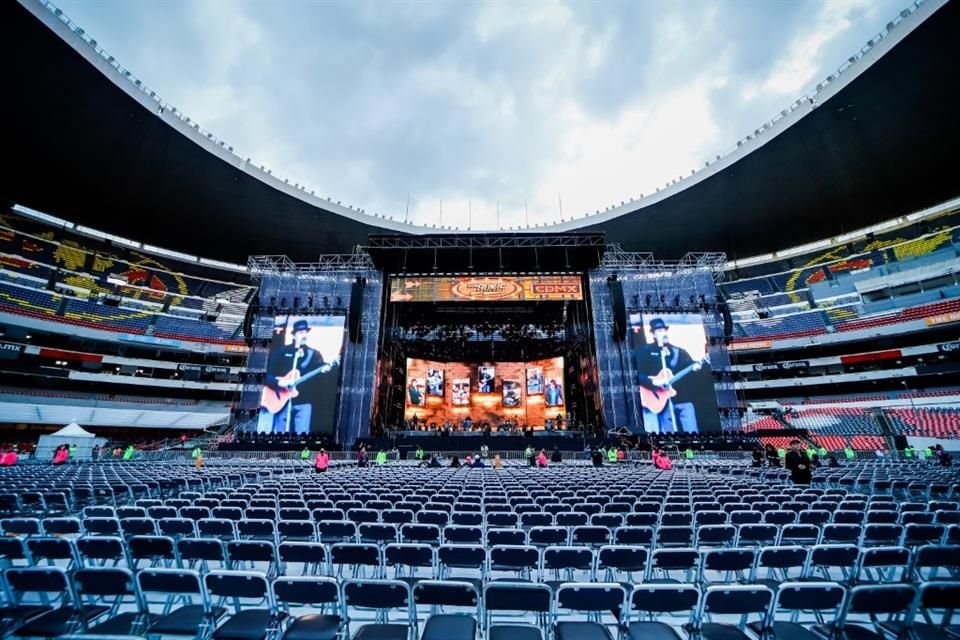 Así se veían las pantallas gigantes antes del ingreso de los fans de la agrupación.