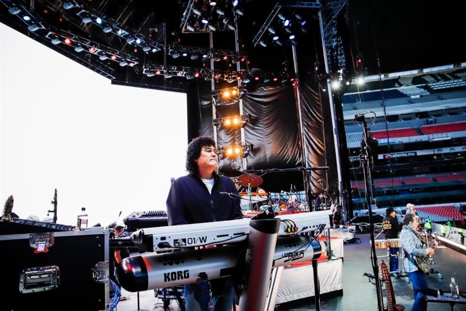 Los integrantes pusieron a prueba sus instrumentos sobre el escenario, esto como parte de los toques finales para iniciar con el show.