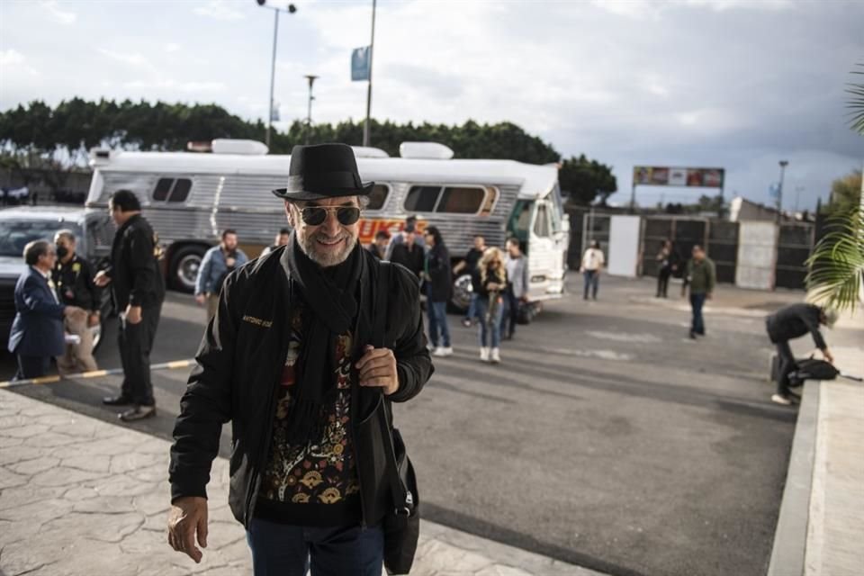 Marco Antonio Solís fue captado muy sonriente a su llegada al recinto.