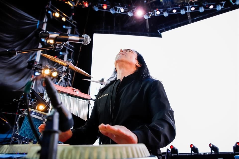 Por supuesto que las percusiones no podían faltar en el escenario de Los Bukis.