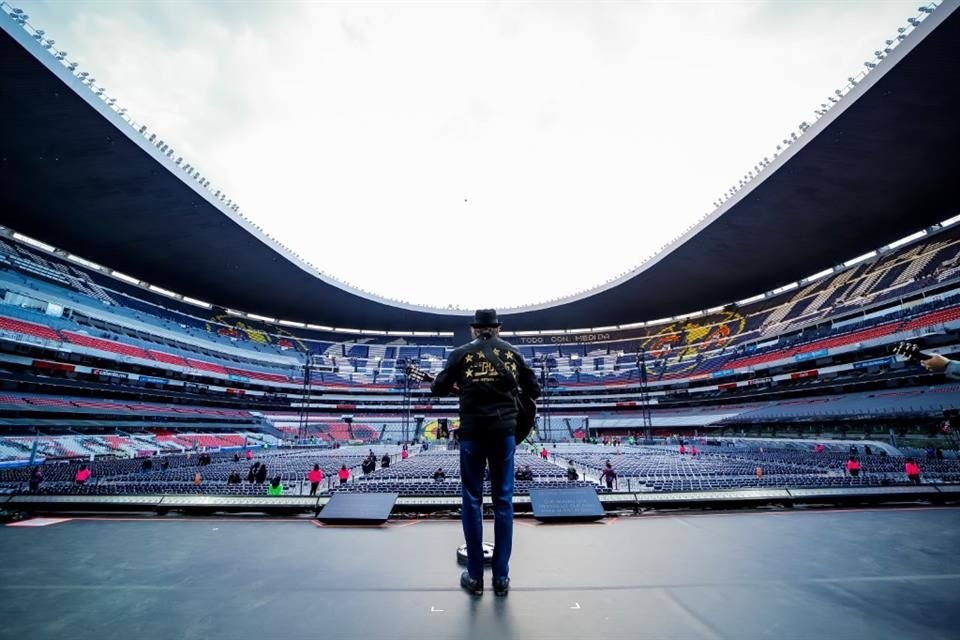 Marco Antonio Solís probando los micrófonos previo a interpretar los temas de Los Bukis frente a un recinto con boletaje agotado.