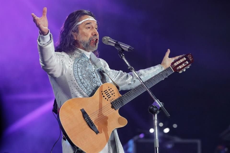 Los asistentes olvidaron el retraso al comienzo de los temas más populares de la agrupación.