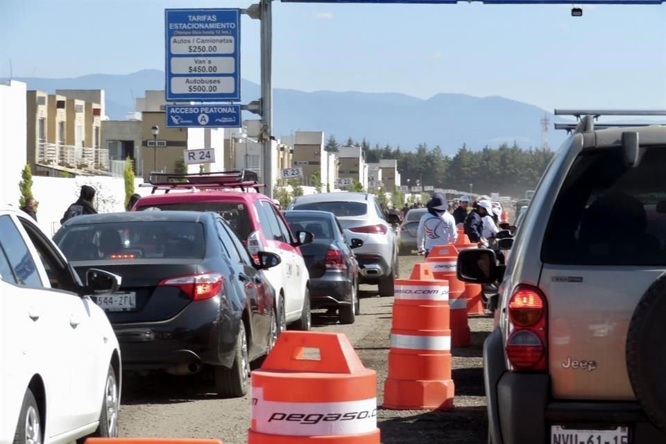 El tráfico a las afueras del Foro Pegaso para ingresar al festival Hell & Heaven crearon un caos vehicular considerable.