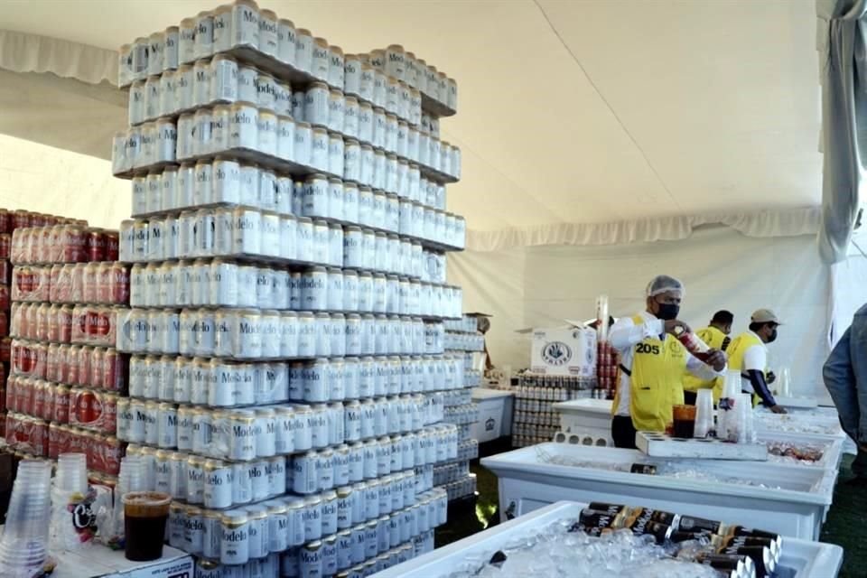 El elixir favorito para combatir el clima en el Foro Pegaso fue la cerveza.