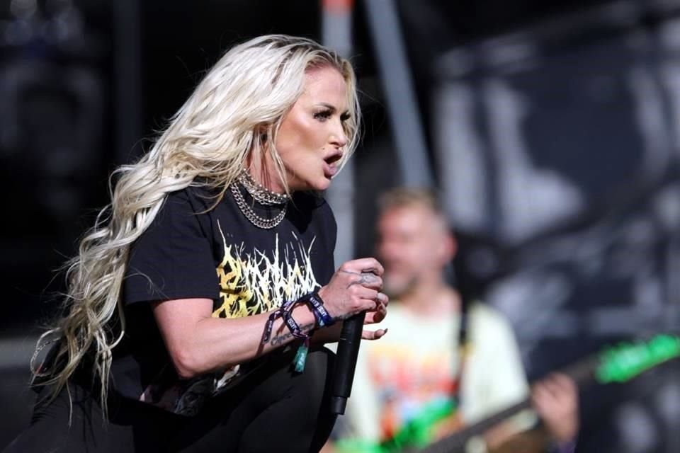 Butcher Babies fue uno de los grupos que abrieron las actividades de este domingo.