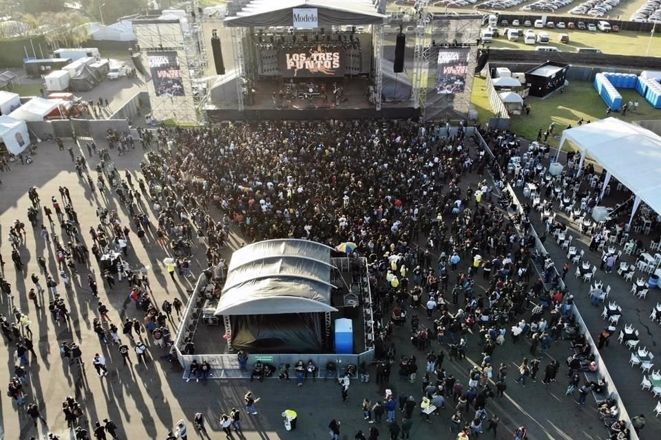 Una toma aérea de cómo se fue llenando poco a poco el festival este domingo.