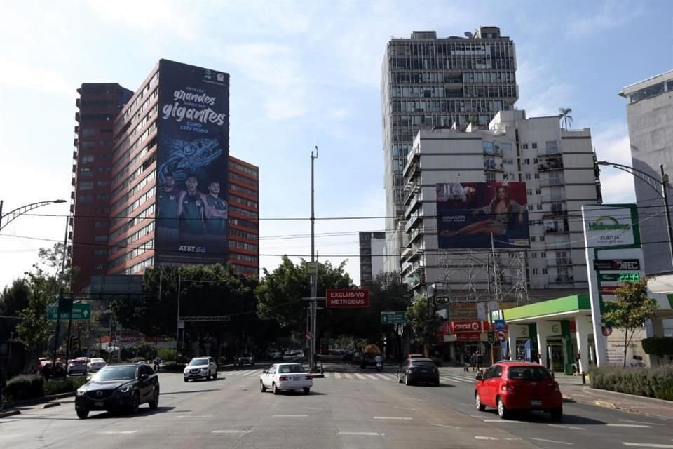 Un anuncio en Insurgentes 300, al igual que otros espectaculares ilegales en la zona, están siendo colocados nuevamente.