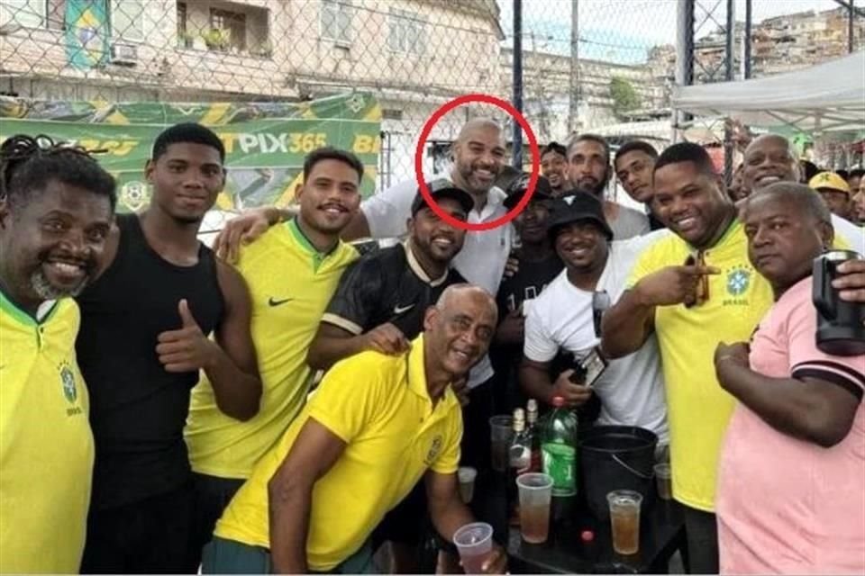 Adriano se juntó con unos amigos para ver un partido de Brasil.