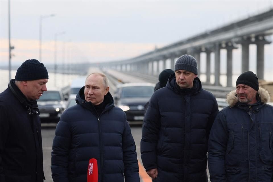 El Presidente Vladimir Putin visita el puente de Crimea destruido parcialmente en octubre.