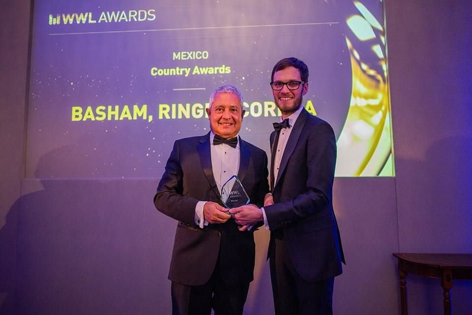 Carlos Velazquez de León recibe el Premio 'Mexican Firm of the Year'