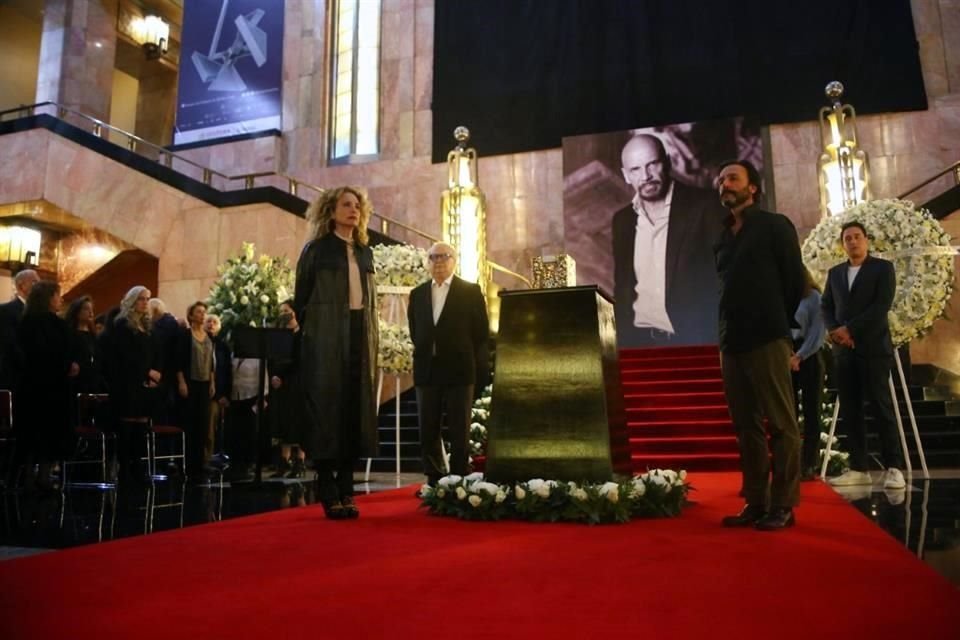 Las cenizas del pintor fueron arropadas por familiares y amigos.
