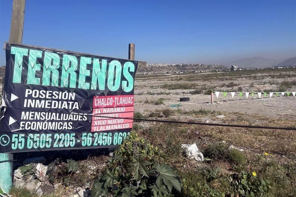 A un costado de la construcción del Museo de la Ciencia de Valle de Chalco, un grupo de personas comenzó a aplanar el cascajo, fraccionó el terreno y puso a la venta terrenos.