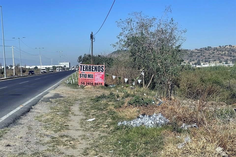A un costado de la construcción del Museo de la Ciencia de Valle de Chalco, un grupo de personas comenzó a aplanar el cascajo, fraccionó el terreno y puso a la venta terrenos.