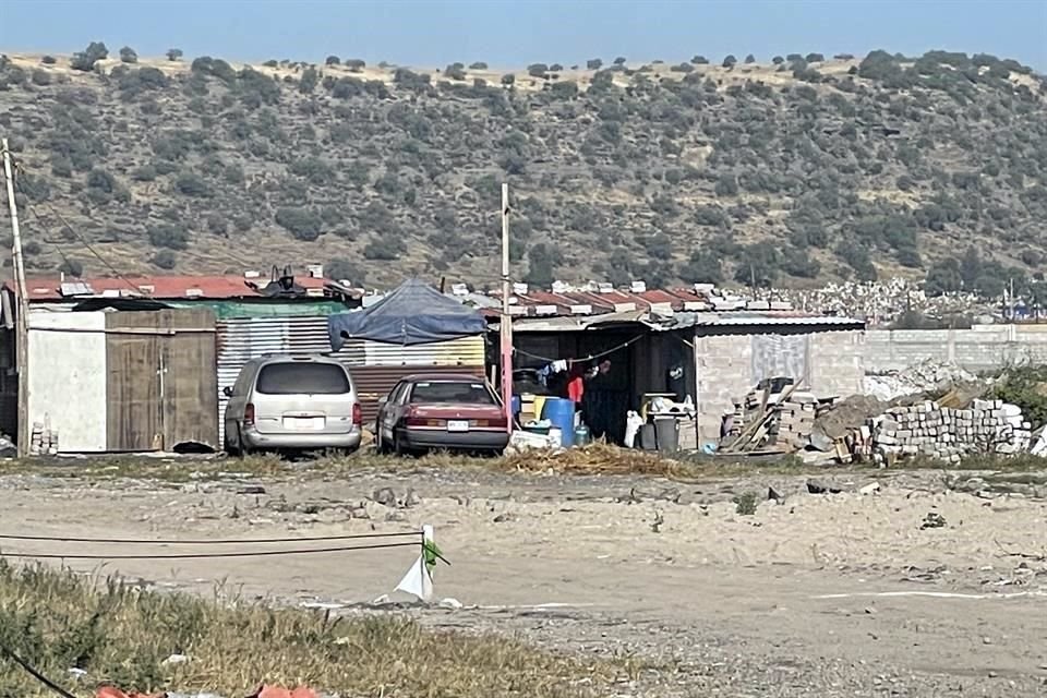 A un costado de la construcción del Museo de la Ciencia de Valle de Chalco, un grupo de personas comenzó a aplanar el cascajo, fraccionó el terreno y puso a la venta terrenos.