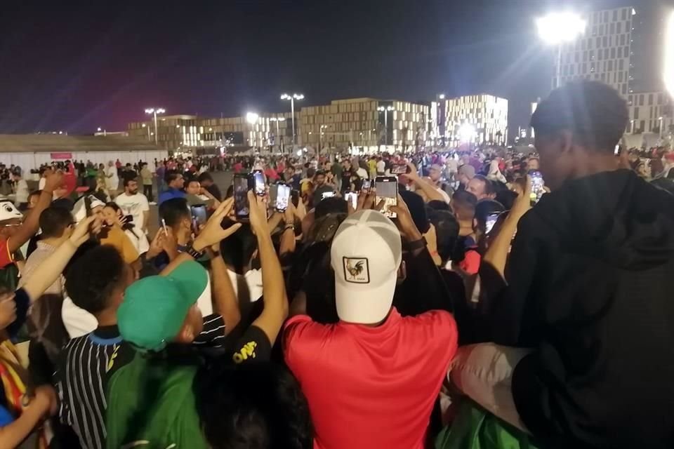 Los aficionados se apretujaron para ver la eliminación de España.