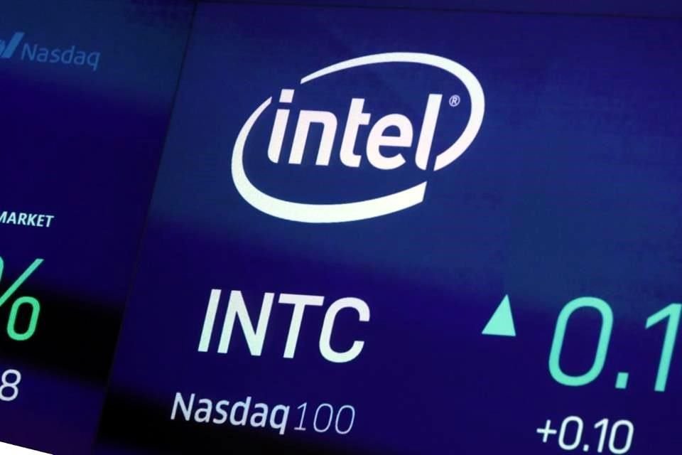 Intel está recortando costos despidiendo empleados y ofreciendo licencias sin goce de sueldo a los trabajadores de manufactura.