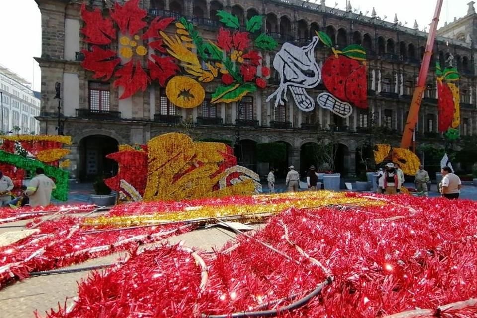 Las luminarias navideñas están siendo colocadas por 111 trabajadores de la Sobse en los edificios del Gobierno de la Ciudad de México, el Centro Joyero y el edificio de Mercaderes.