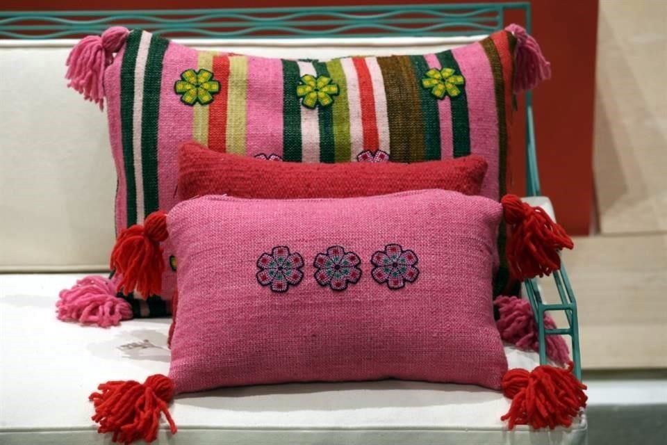 Ana Elena Mallet refiere que no se trata de una exposición feminista, pero sí una donde el abordaje de los temas de género desde el diseño está presente.