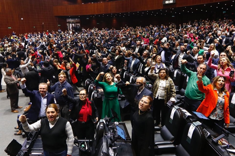 Diputados de Oposición festejaron con frases como 'Morena, entiende, el INE se defiende' y 'quieren llorar'.