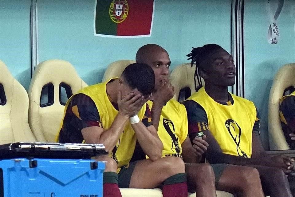 Cristiano Ronaldo en la banca en el partido ante Suiza.