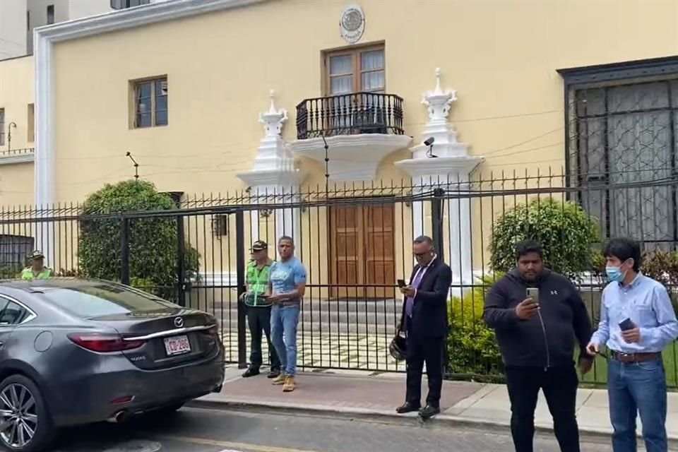 Prensa espera afuera de la Embajada de México en Perú.