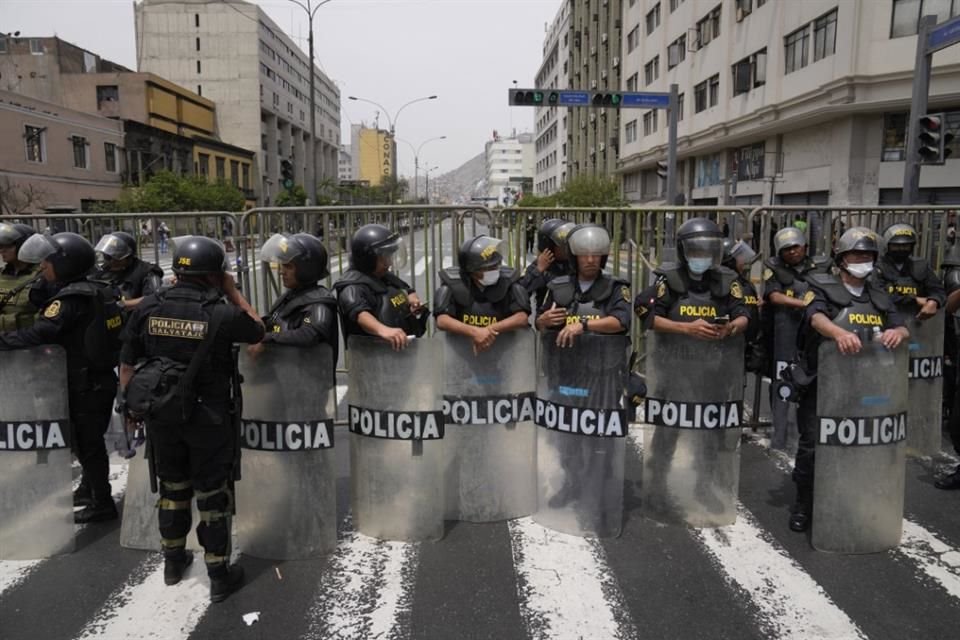 La Policía bloquea el acceso en las calles que dan al Congreso después de que el Presidente peruano Pedro Castillo disolviera el hemiciclo el día en que tenían previsto votar por su destitución.