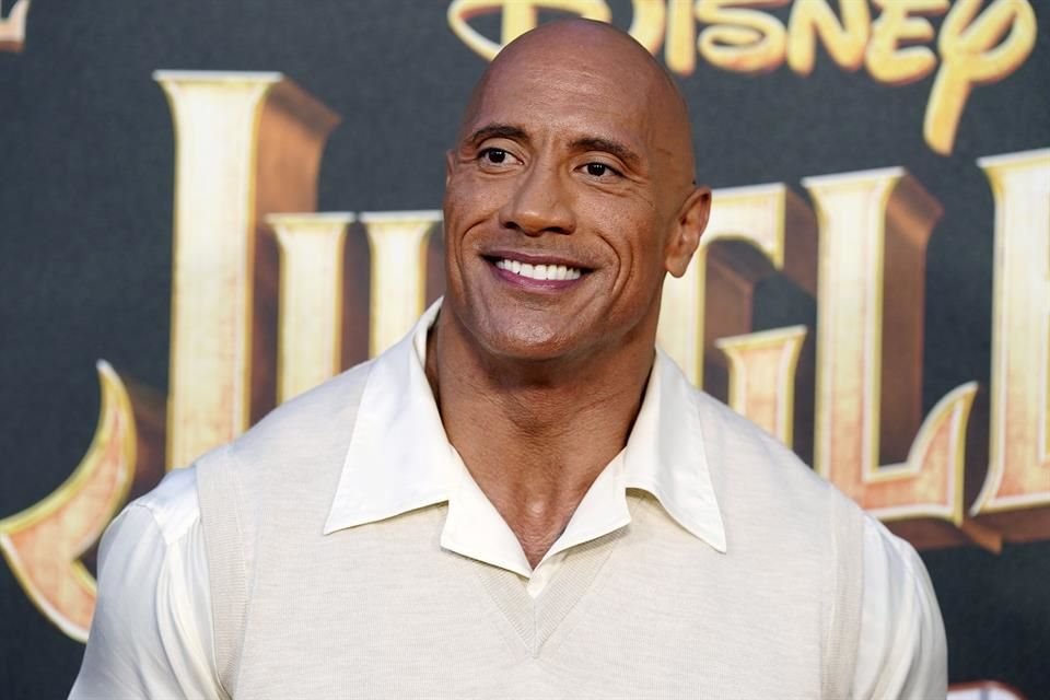 Un presentador dijo que Dwayne Johnson estaría usando esteroides para tener músculos grandes a sus 50 años; lo instó a sincerarse.