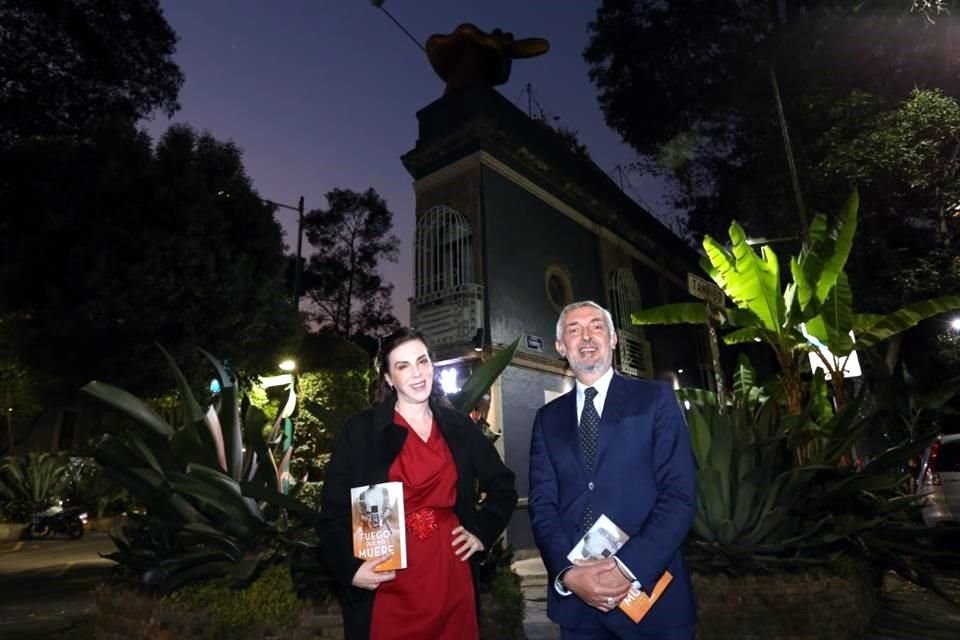 La escritora Claudia Marcucetti y el Embajador de Italia en México, Luigi de Chiara, frente a la casa donde se colocará una placa conmemorativa por los 100 años de la llegada de Modotti a México.