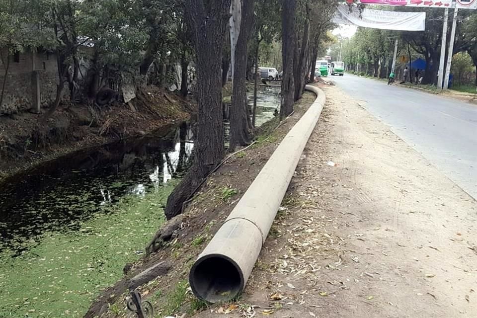 Un ducto llevar aguas residuales de casas del Canal de Caltongo a la planta San Luis Tlaxialtemalco. 