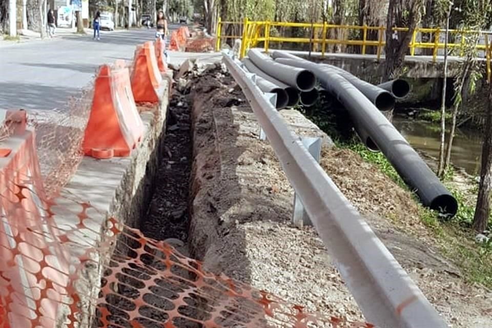 Un ducto llevar aguas residuales de casas del Canal de Caltongo a la planta San Luis Tlaxialtemalco. 