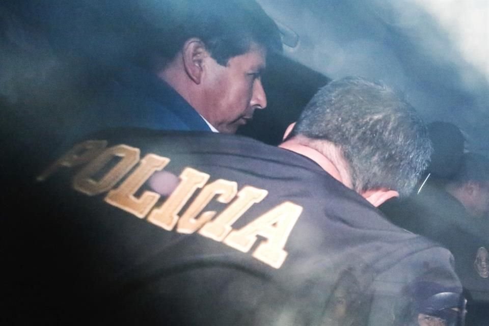 El ex Presidente de Perú Pedro Castillo es escoltado por la Policía.