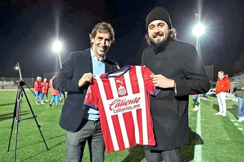 Amaury Vergara le obsequió la camiseta de las Chivas a Raúl González.