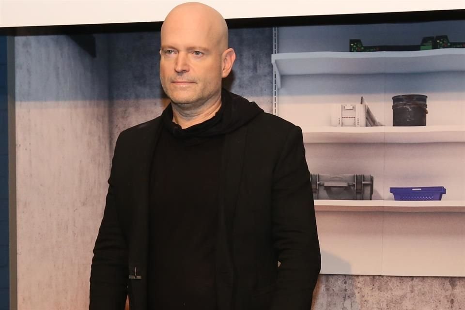 El director Marc Forster se tomó el tiempo para dar autógrafos.