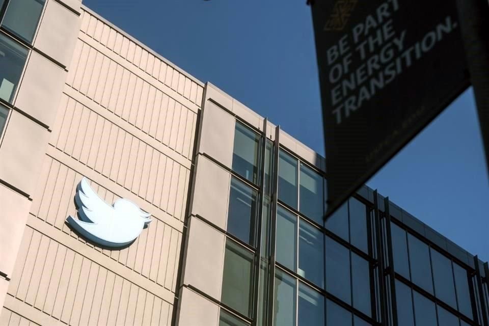 Según reportes, Twitter planea cobrar 11 dólares por la verificación de cuentas a través de su aplicación para iPhone y 7 dólares directamente en su sitio.