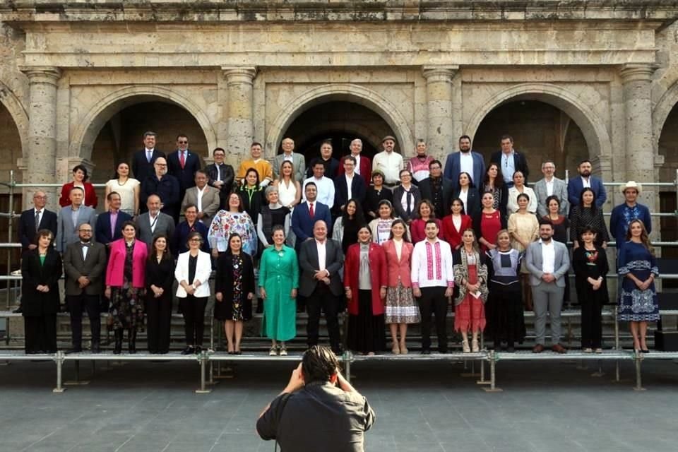 Los 32 titulares de Cultura del País junto a la responsable del ramo a nivel federal, Alejandra Frausto, y el Gobernador anfitrión.