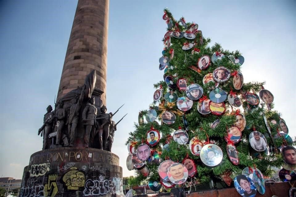 El árbol que fue colocado en el cruce de las avenidas Niños Héroes y Chapultepec, tiene discos compactos con los rostros de personas que desaparecieron.