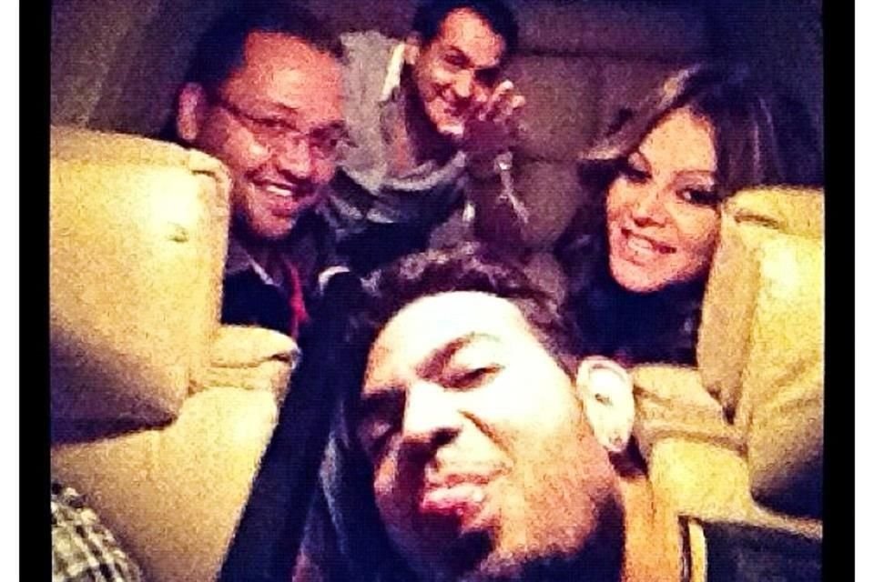 Esta fue la última foto que compartió junto a quienes la acompañaron en el avión en que murió.