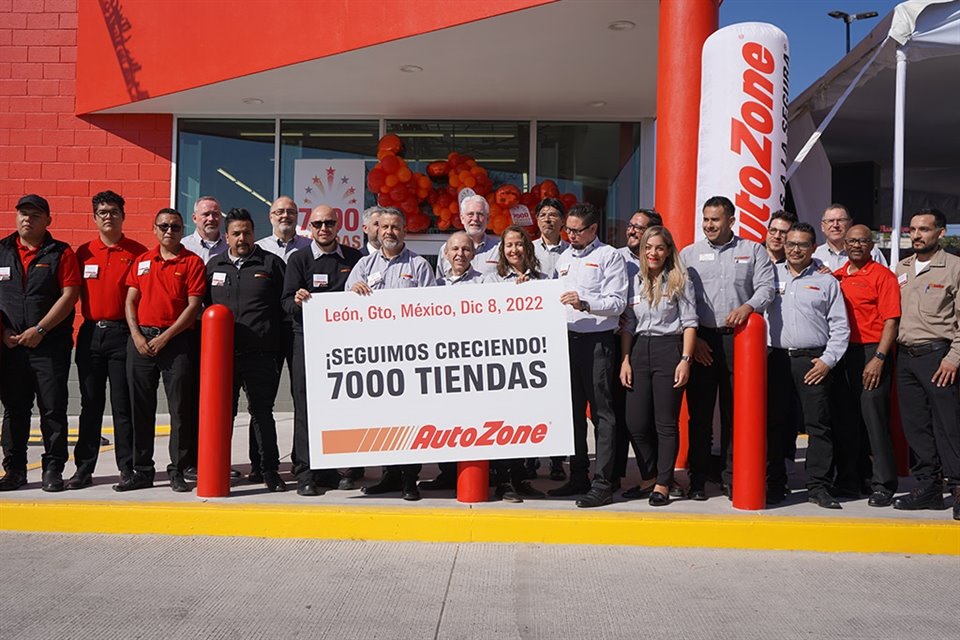 Equipo AutoZone y autoridades