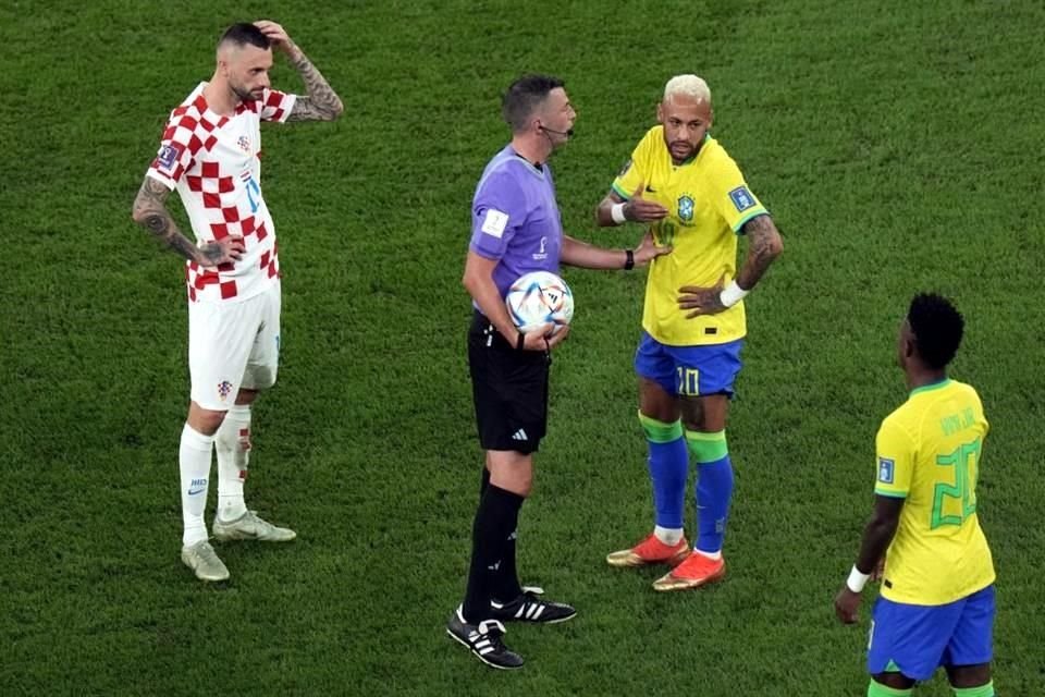 En la segunda parte, Michael Oliver recurrió a los hombres del VAR para decidir un posible penal a favor de los brasileños.