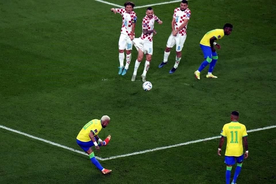 En este cobro de Neymar, el balón se estrelló en un hombre de la barrera.