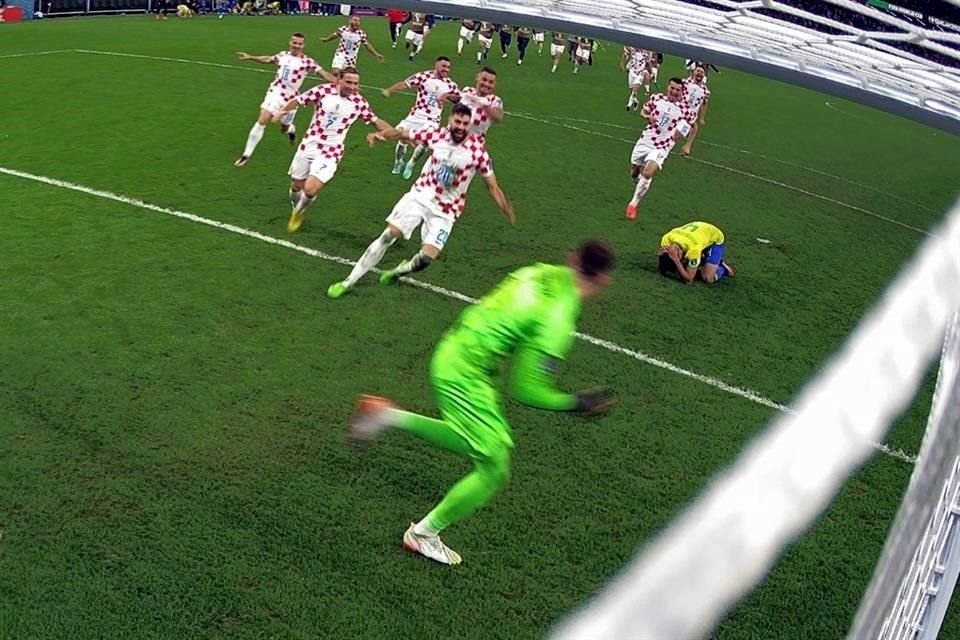 Mientras que Marquinhos lamenta su falla, los croatas corren para celebrar con el arquero Dominik Livakovic.