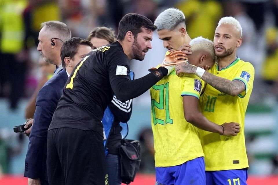 Alisson y Neymar tratando de consolar a Rodrygo, quien erró el primer disparo de Brasil en la tanda de penales.